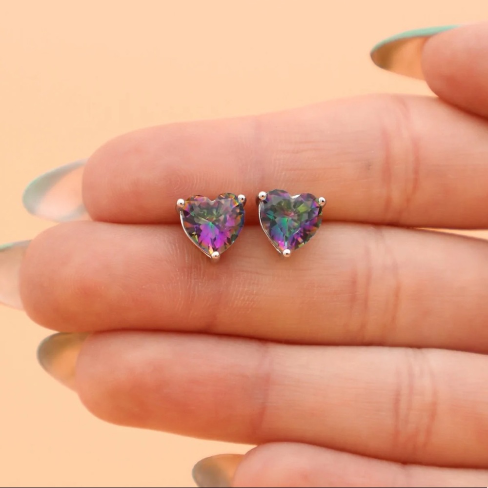NWT 💜💚 8mm WHITE GOLD PLATED PURPLE/GREEN TONES CUBIC ZIRCONIA HEART EARRINGS - Picture 2 of 7